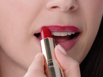 How to achieve chic, glamorous lips