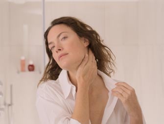 How to apply a neck and décolleté care